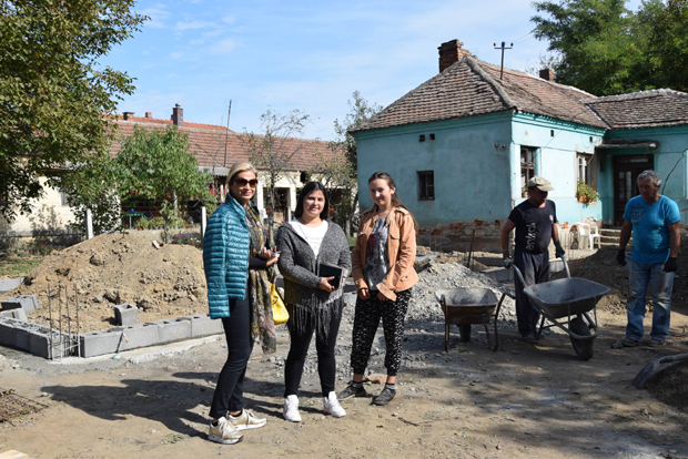 Марија (16) сања отворених очију: Учила је уз светлост свећа, а сада јој праве и кућу 